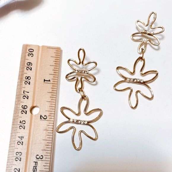 Flower dangle drop earrings in gold #940 - Picture 6 of 7